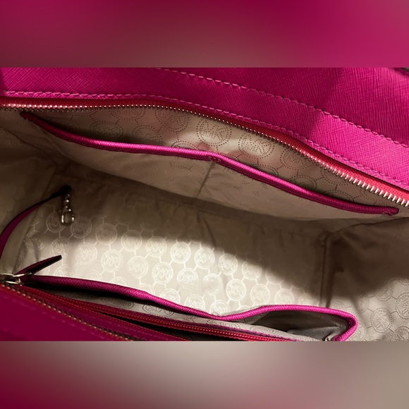 Michael Kors magenta purse - Picture 6 of 12